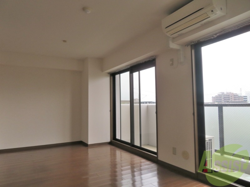 居室・リビング　明るい光が差し込む素敵なお部屋ですね。