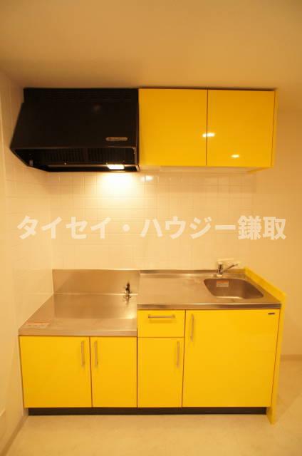 キッチン　同タイプの別部屋写真のためパネルの色が違う可能性がございます