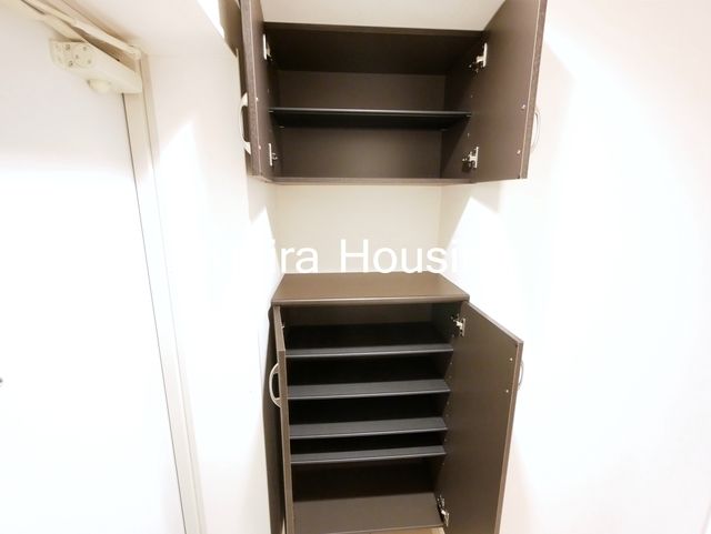 玄関　★下駄箱完備★