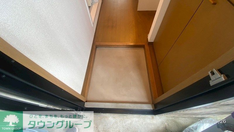 玄関　※他部屋写真のため反転です