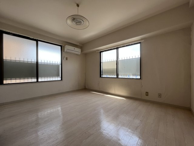 居室・リビング　２面採光の角部屋です♪