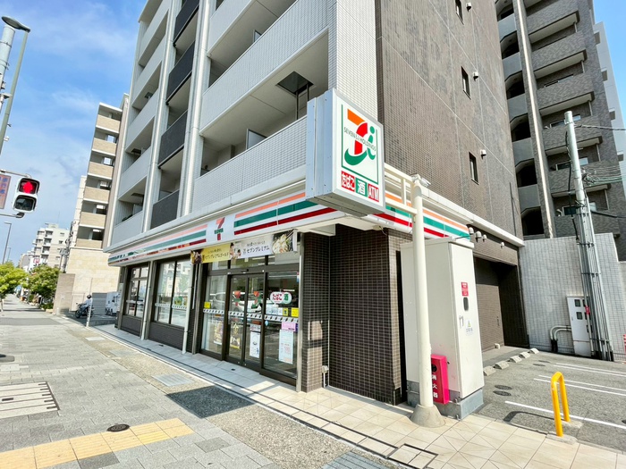 コンビニ　セブンイレブン（コンビニ）まで820m