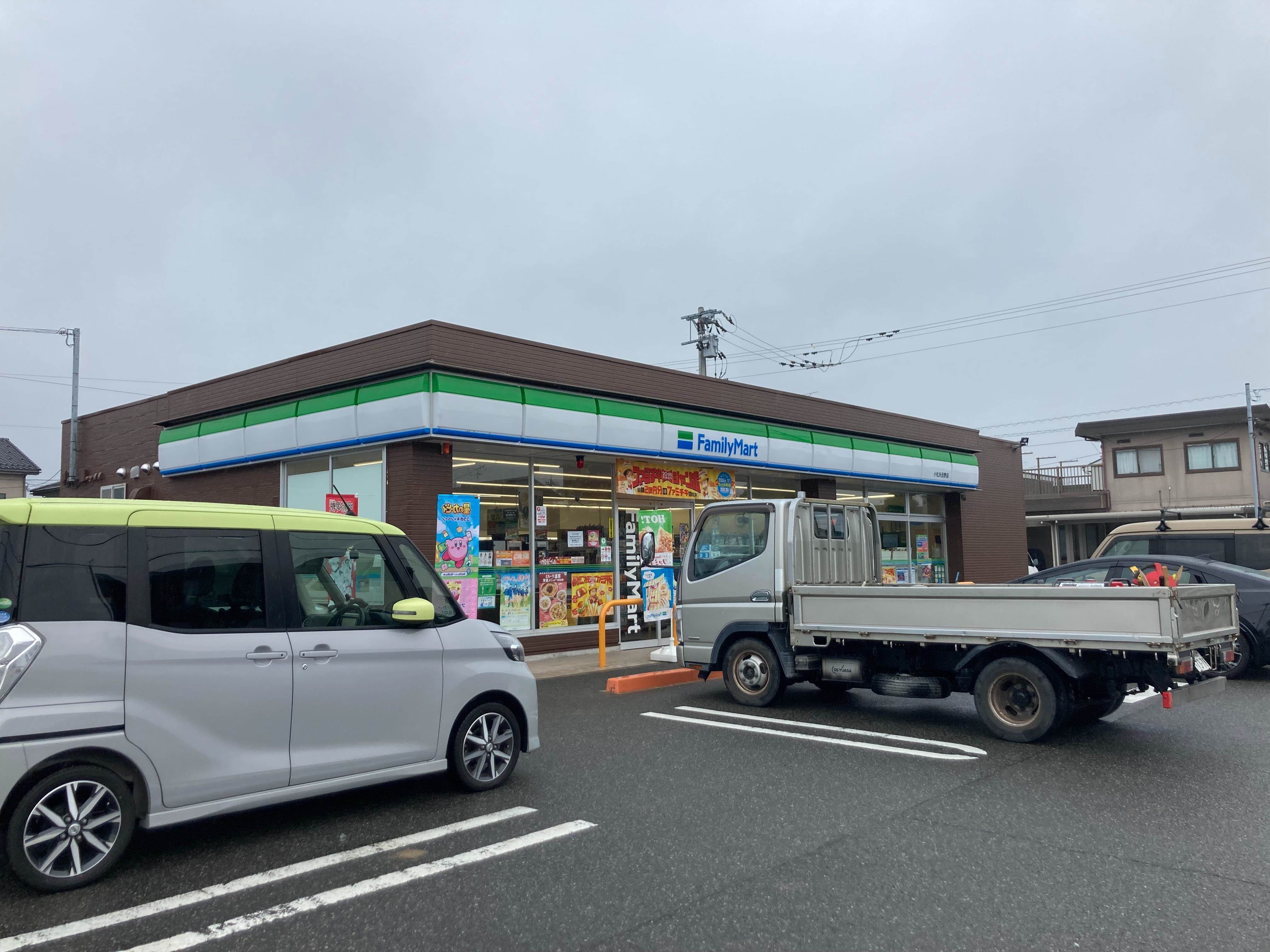 コンビニ　ファミリーマート小松矢田野店（コンビニ）まで160m