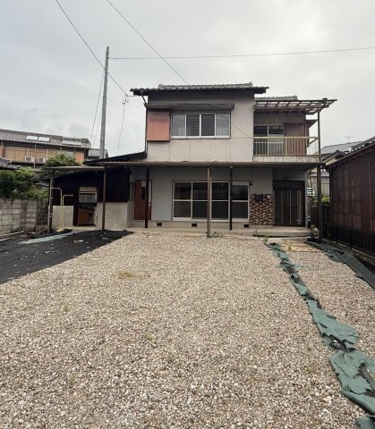 建物外観　広々した庭付き！お子様もワンちゃんも走り回れます！