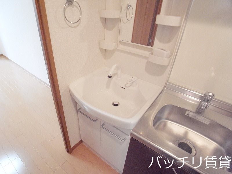 洗面設備　写真は別号室の為、現状優先になります。