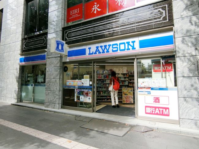 コンビニ　ローソン港六本木通店（コンビニ）まで105m