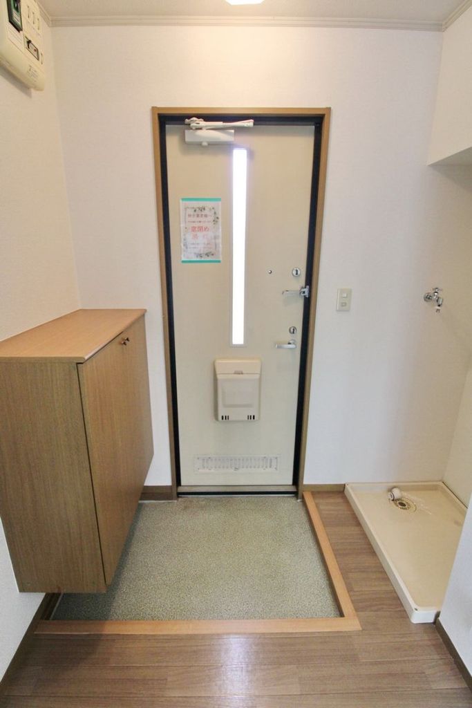 玄関　同物件別部屋写真