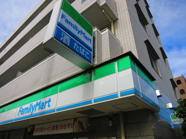 コンビニ　ファミリーマート鶴川駅西店（コンビニ）まで658m