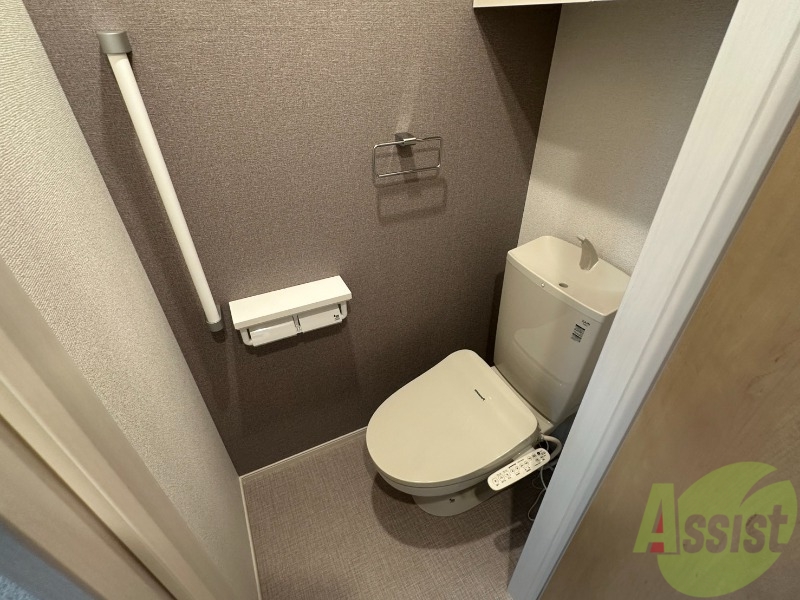 トイレ　トイレはウォシュレット機能付きです。安心して使用できますね。