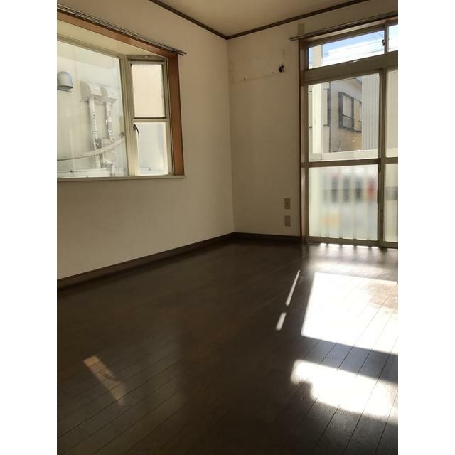 その他共有部分　大きな出窓もあり、非常に明るい室内です。