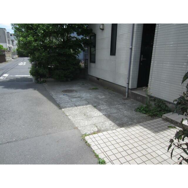 駐車場　カースペース１台（車種による）