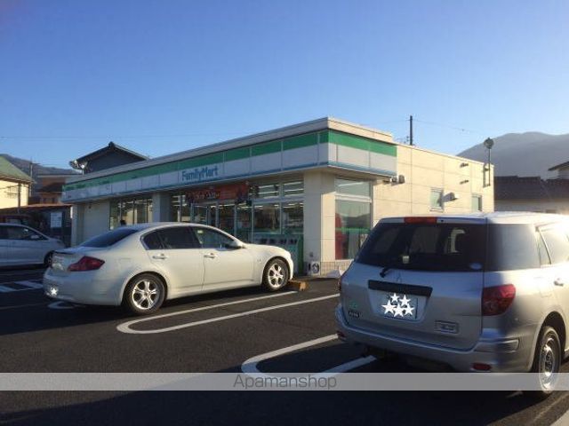 コンビニ　ファミリーマート（コンビニ）まで700m