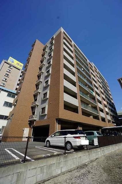 駐車場　建物外観