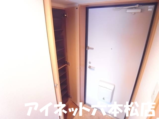 玄関　靴もたくさん入ります。