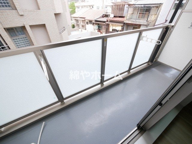 バルコニー　外からの目が気にならないバルコニーで洗濯物が干せます