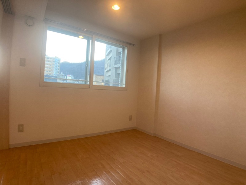 その他部屋・スペース　寝室はこちらです。光が差し込む、温かみのあるお部屋です。