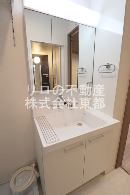 洗面設備　ワイドな鏡を備えた洗面化粧台。収納も豊富です♪