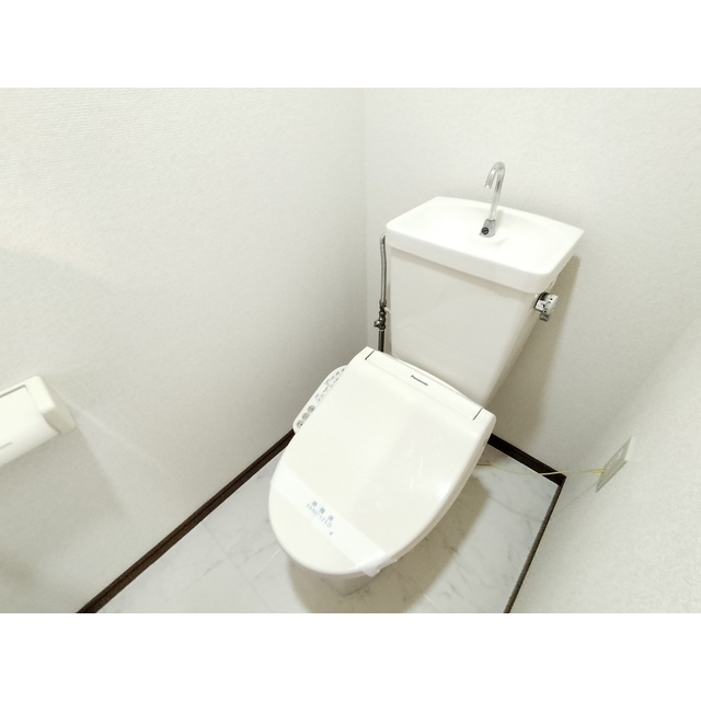 トイレ　※別部屋の参考写真になります。