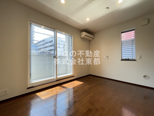 その他　室内は落ち着いた温もりを感じるフローリングです☆