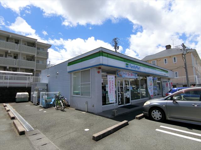 コンビニ　ファミリーマート（コンビニ）まで824m