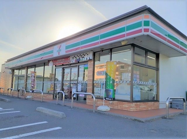 コンビニ　セブンイレブン（コンビニ）まで300m