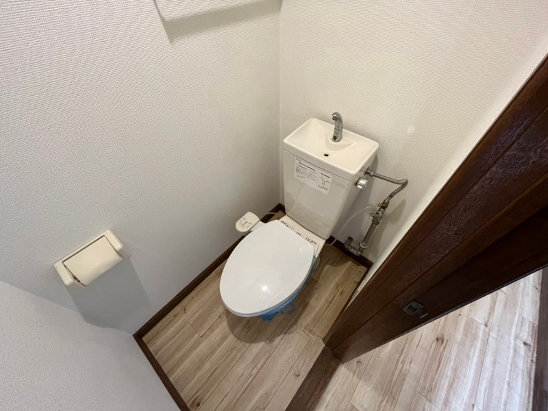 トイレ　こちらはトイレです。清潔感があり、安心して使用できます。