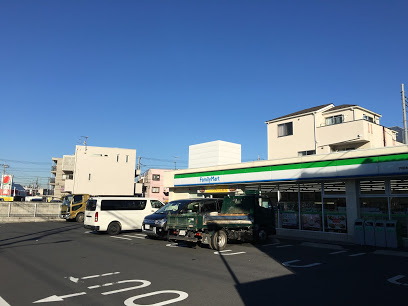 コンビニ　ファミリーマート 戸田本町一丁目店（コンビニ）まで677m