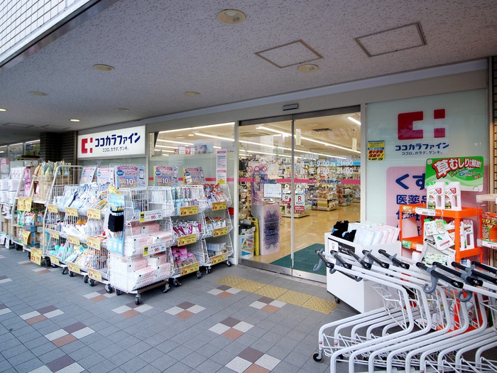 ドラックストア　ココカラファイン岡町店（ドラッグストア）まで387m