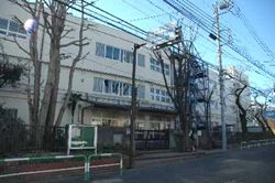 中学校　牛込第三中学校（中学校）まで1079m