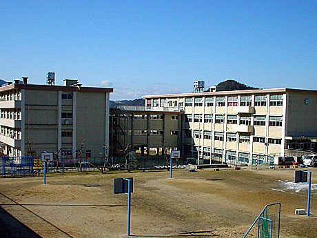 中学校　各務原市立鵜沼中学校（中学校）まで1082m