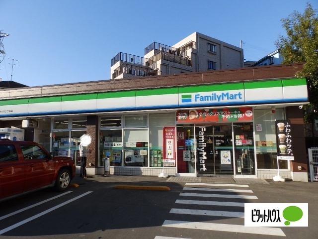 コンビニ　ファミリーマート六ッ川二丁目店（コンビニ）まで562m