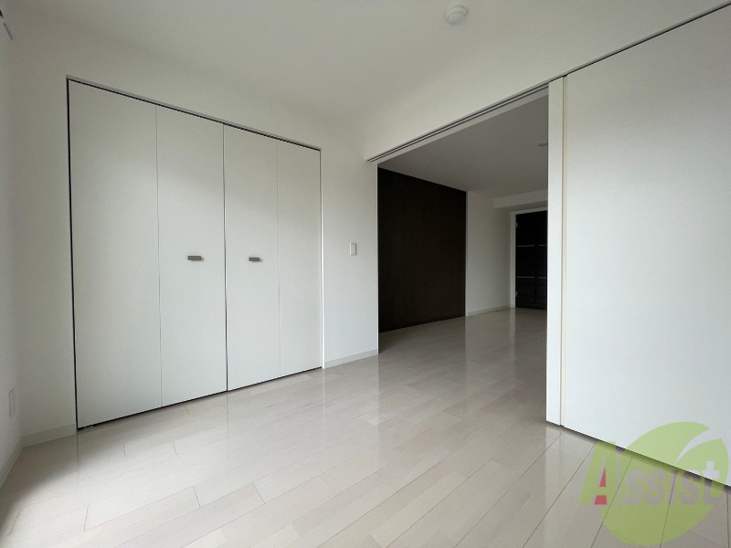 その他部屋・スペース　寝室はこちらです。光が差し込む、温かみのあるお部屋です。