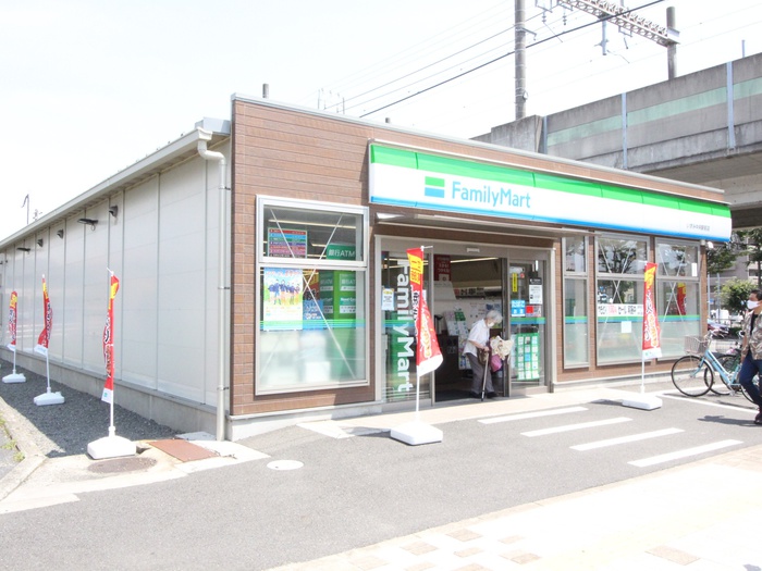 コンビニ　ファミリーマートいずみ中央駅前店（コンビニ）まで200m