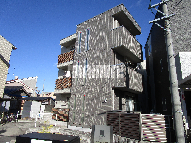 建物外観　３階建てのおしゃれな外観
