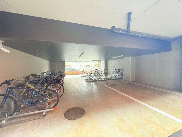 駐車場　302号室の写真になります（現況優先）