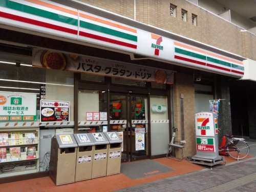 コンビニ　セブンイレブン 豊島巣鴨1丁目店（コンビニ）まで303m