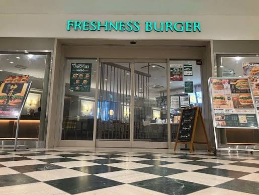 飲食店　フレッシュネスバーガー聖路加タワー店（飲食店）まで182m