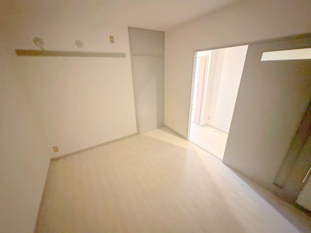 居室・リビング　白を基調とした内装でおしゃれで、落ち着ける空間です。