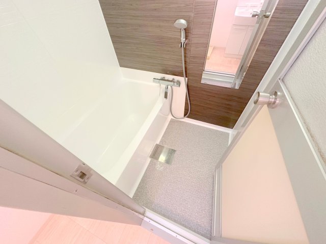 バス・シャワールーム　広めのお風呂は一日の疲れを癒してくれます。