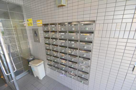 ロビー　ロビーにある各部屋毎のメールボックス。
