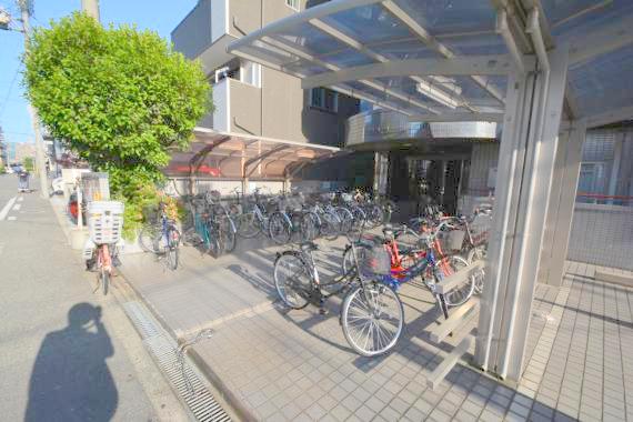 駐車場　敷地内には入居者専用の駐輪スペースもあります。