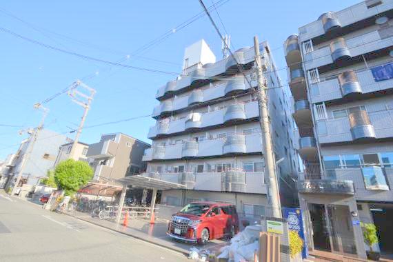 建物外観　閑静な住宅地にある、落ちついた色合いのキレイな建物です。