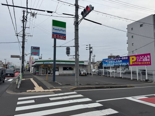 コンビニ　ファミリーマート西春店（コンビニ）まで606m