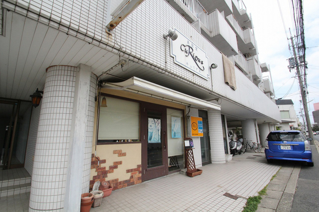 エントランス　下の店舗はオシャレな美容院です。(別のお部屋の写真です)
