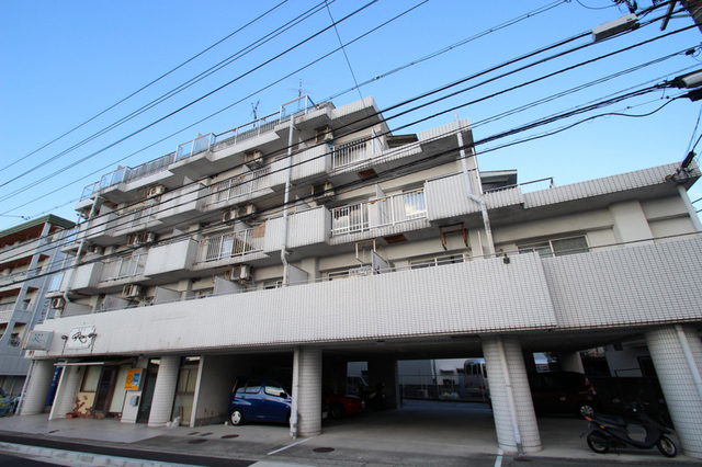 建物外観　住居は2階からで安心できる建物です。