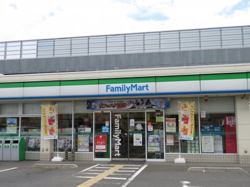 コンビニ　ファミリーマート今成四丁目店（コンビニ）まで904m