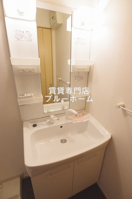洗面設備　収納豊富な独立洗面台！