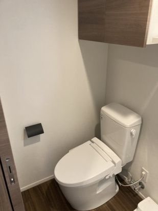 トイレ　※床・建具の色が異なる場合がございます