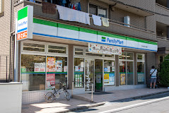 コンビニ　ファミリーマート 代々木三丁目店（コンビニ）まで453m