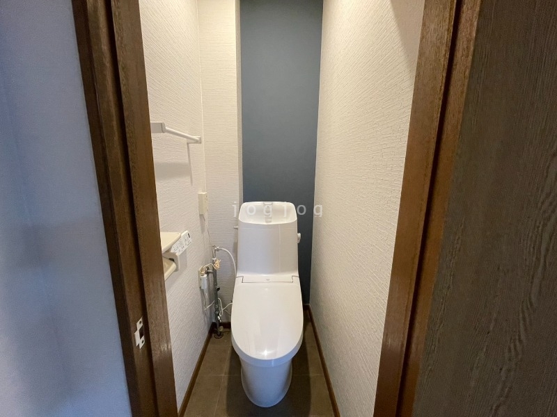 トイレ　嬉しい温水洗浄便座付きのトイレです。